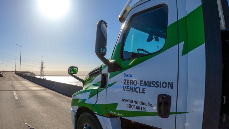 大型トラックの内燃エンジンを禁止!?　米国カリフォルニア州が中・大型車の脱炭素を加速する世界初の規制案を採択