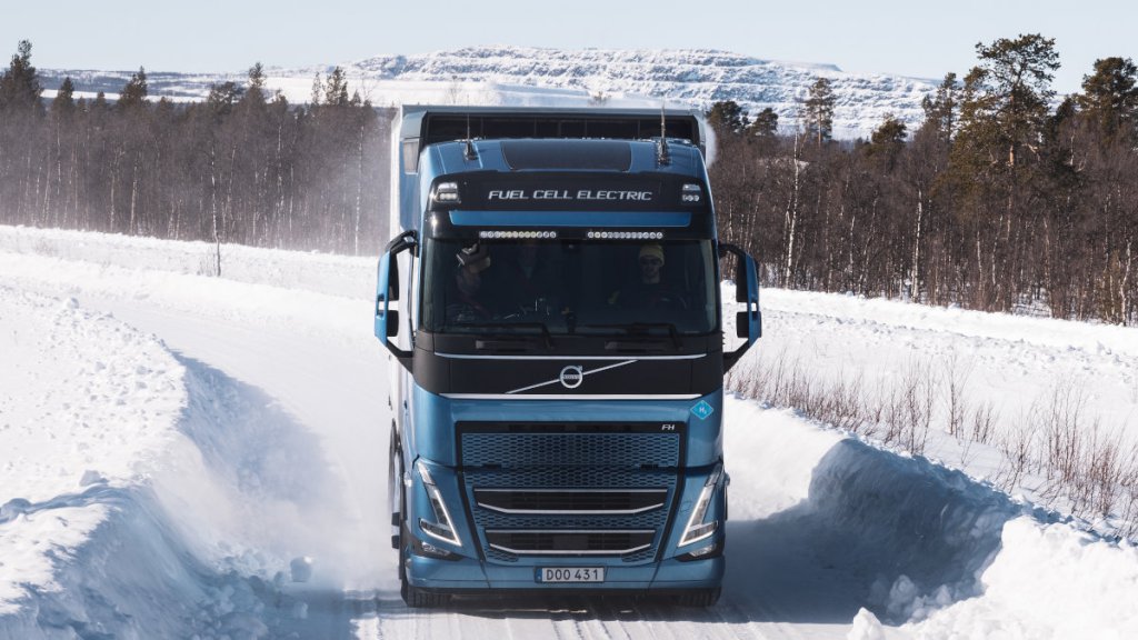燃料電池トラックが北極圏を走る！　過酷な環境での公道試験を開始したボルボのFCEVは商用化も近い!?