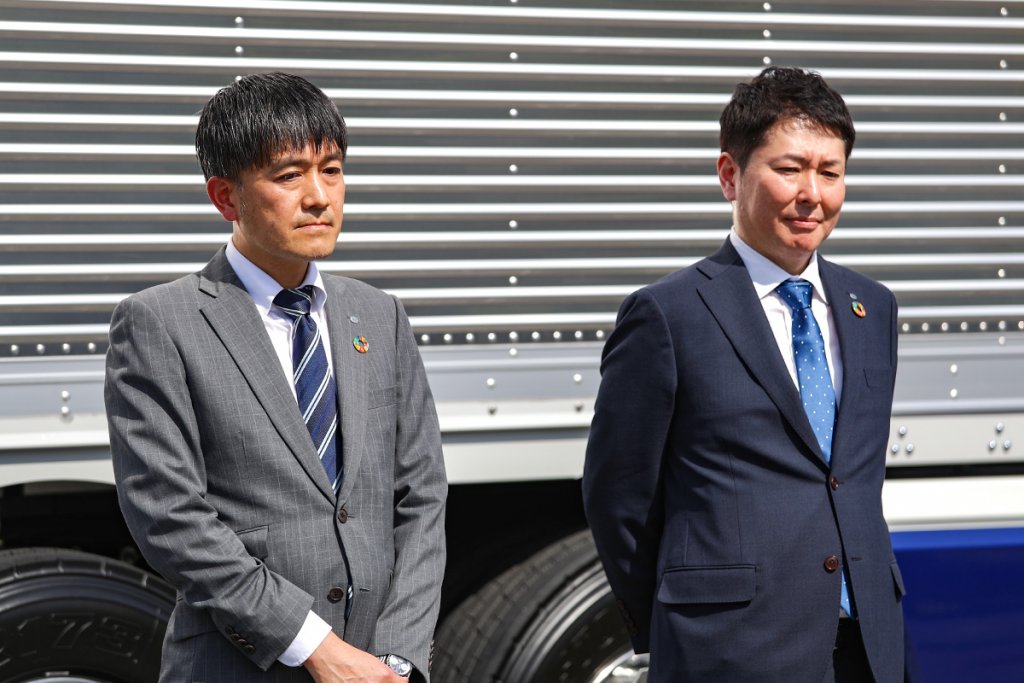 ヤマト運輸グリーンイノベーション開発部の上野 公シニアマネージャー（左）、輸送オペレーションマネジメント部の堰向直彦シニアマネージャー（右）
