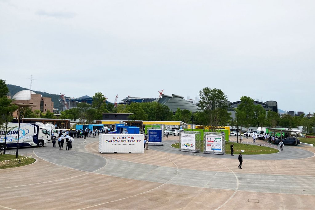 展示会場となった広場様子。左の方が商用車ゾーンとなっている