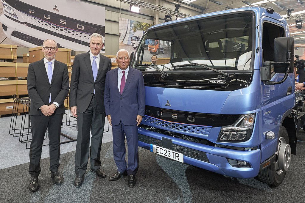 右からポルトガルのアントニオ・コスタ首相、三菱ふそうトラック・バスのカール・デッペンCEO、三菱ふそうトラック・ヨーロッパのアーネ・バーデンCEO