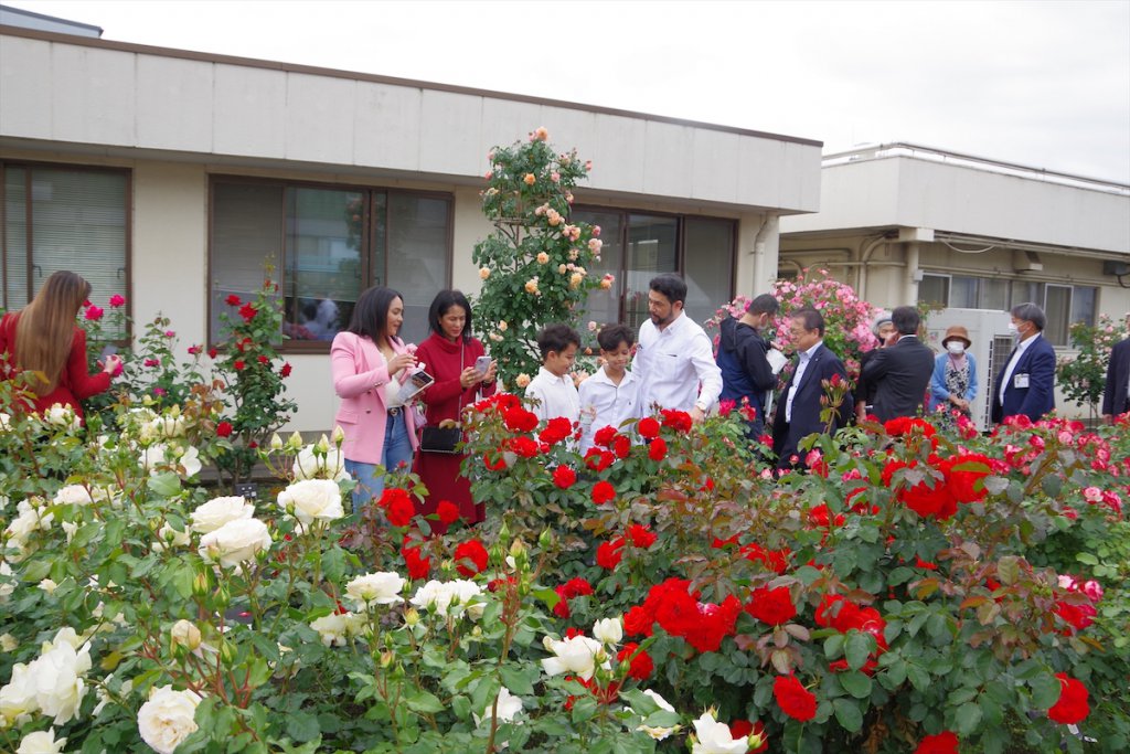 バラを楽しむドミニカ共和国の高田ロバート全権特名大使とそのご家族