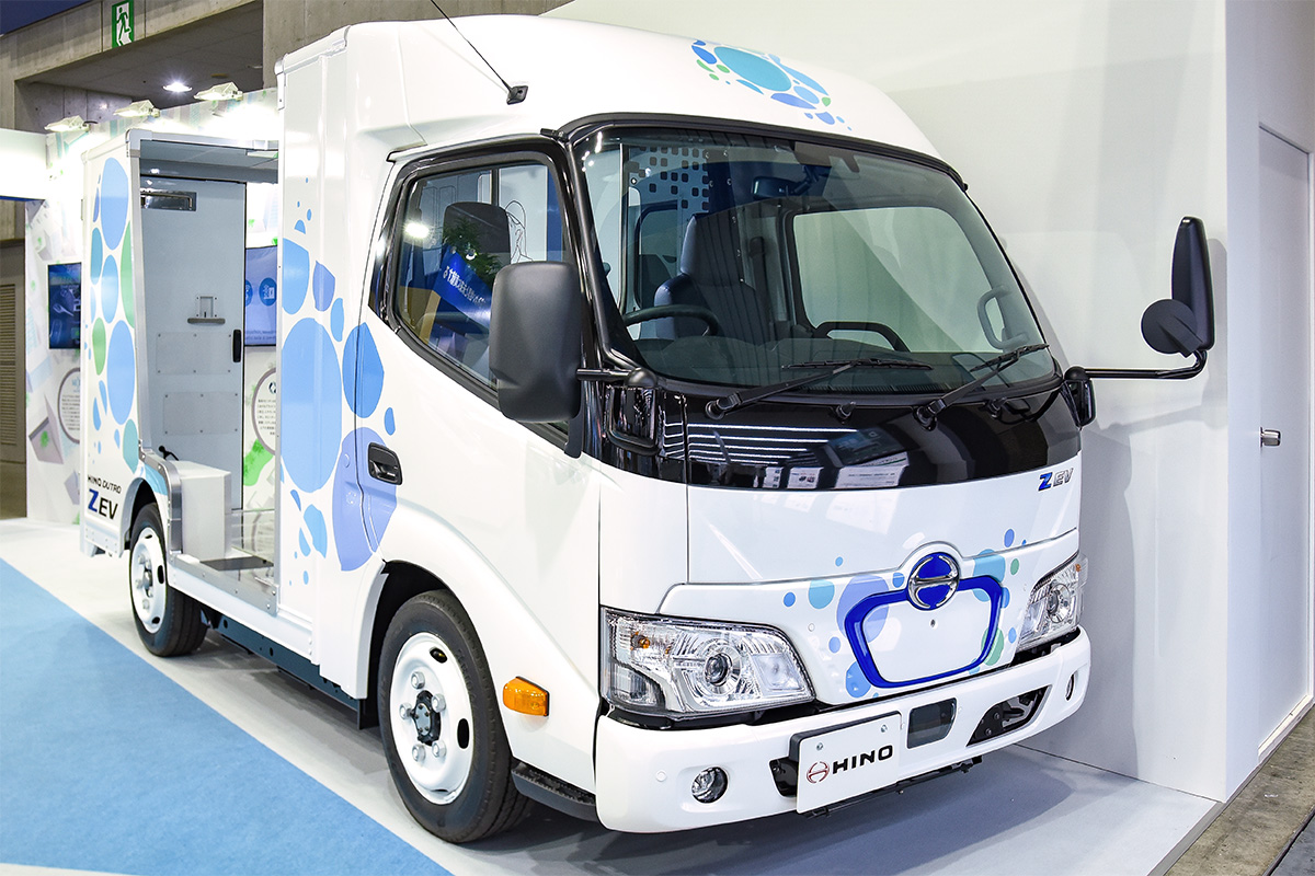 なんと全幅1700mm以下!! 普通免許で乗れる日野のEVトラック「デュトロZ
