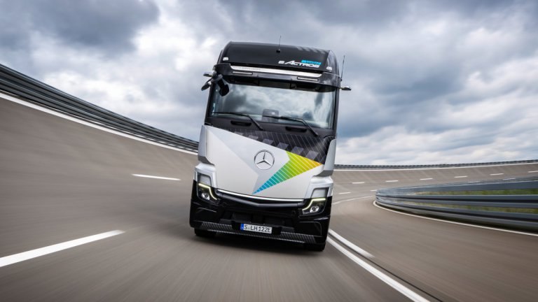 コスト効率でもディーゼル車を超える!!　メルセデス・ベンツが長距離輸送用の大型EVトラックを間もなく正式発表！