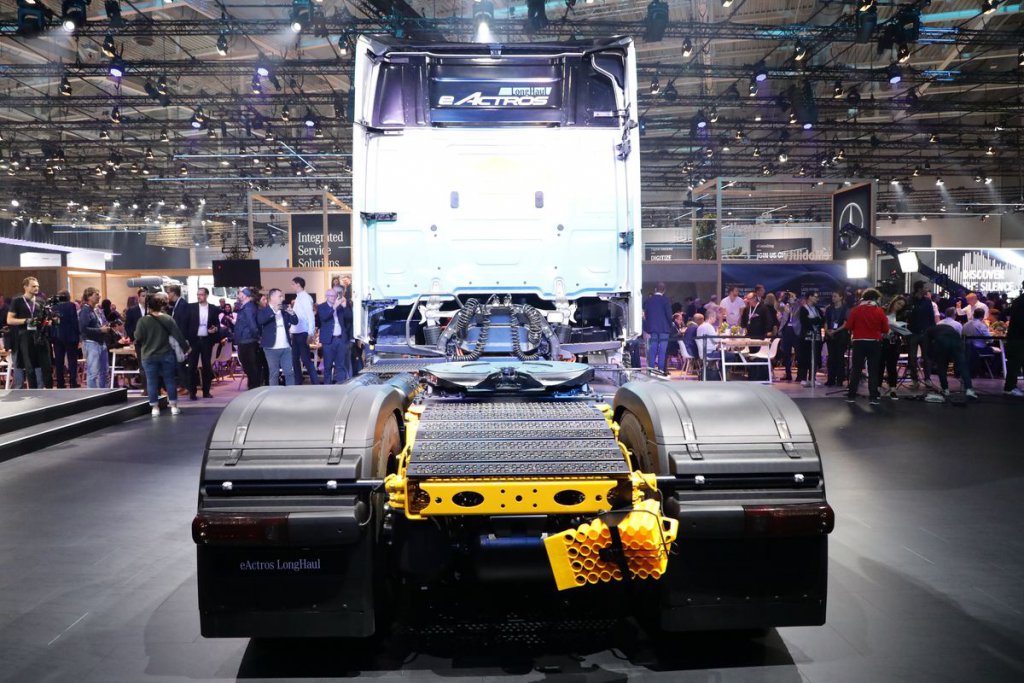 コスト効率でもディーゼル車を超える!!　メルセデス・ベンツが長距離輸送用の大型EVトラックを間もなく正式発表！