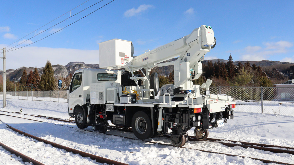 コンパクトで高機能な新型軌陸両用高所作業車に興味津々!! アイチ 