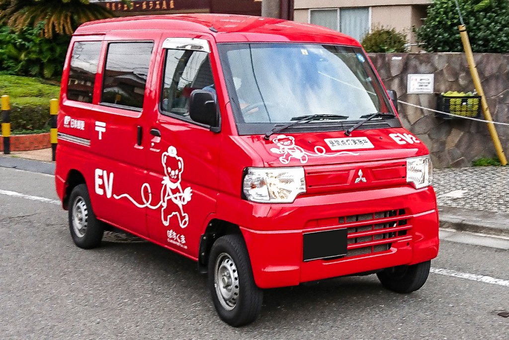 日本郵便の配送車両の主力は、機動性の高い軽四輪車と二輪車。写真は軽EVバンのミニキャブMiEV