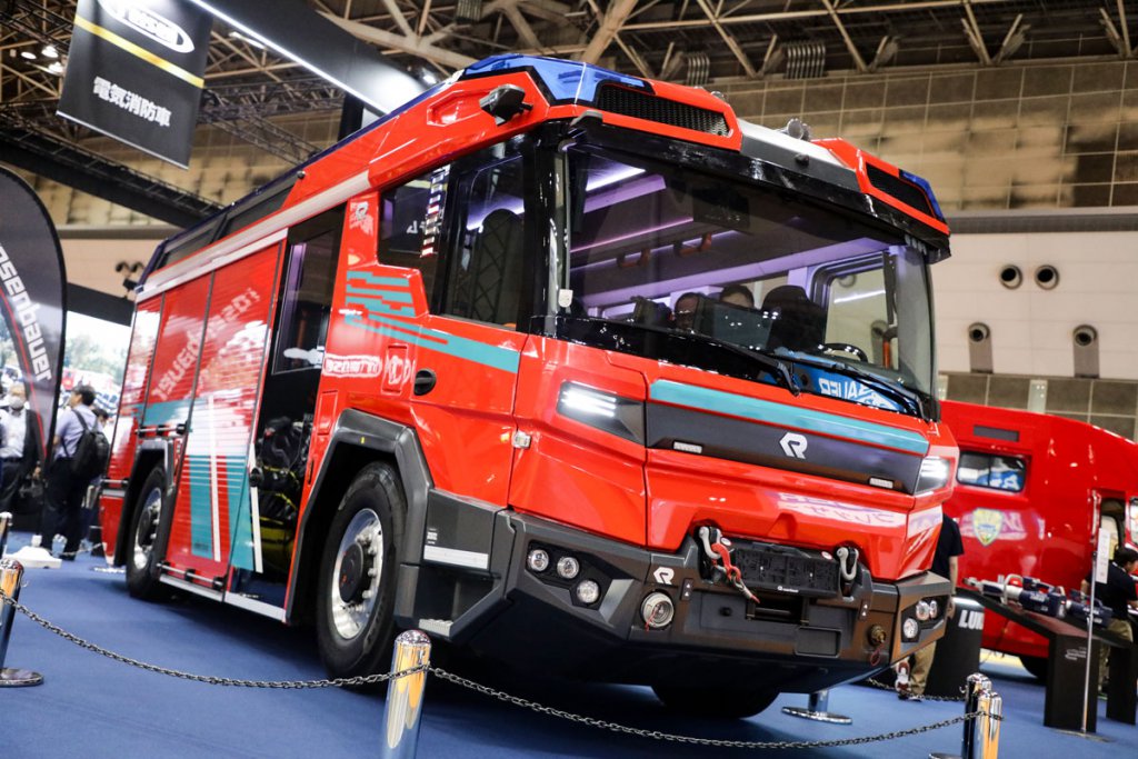 帝国繊維が消防防災展に参考出品したEV消防車、ローゼンバウアー「RT」。ゴツい外装デザインは2016年発表の「コンセプト・ファイアトラック」から受け継いだものだ
