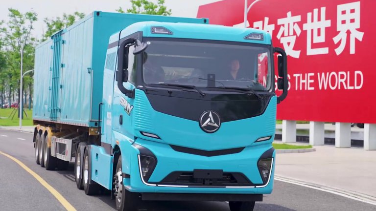 中国のトラックメーカーがテスラ超え!? 連結総重量40トン・途中充電なしの公道走行で世界記録を樹立！