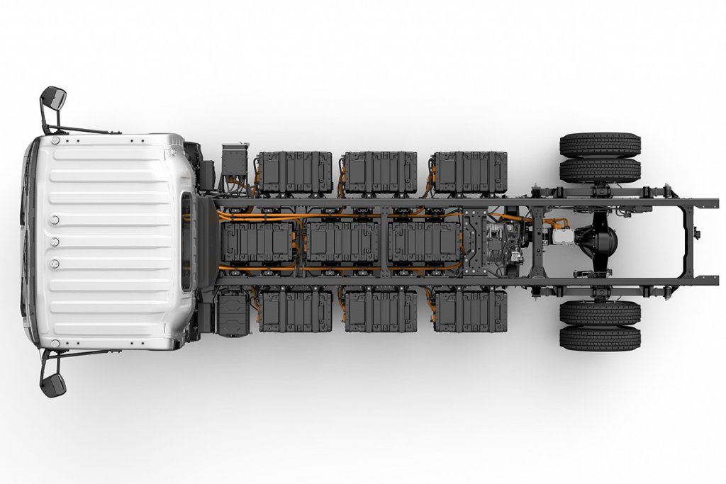 NRR EVのキャブ付シャシー。高電圧バッテリーがラダーフレームの内側（センターバッテリー）に3基、左右に3対（6基）で計9基を搭載していることがわかる。センターバッテリーの直後にセントラルドライブ式モーターを搭載するが、北米仕様の出力は未公表