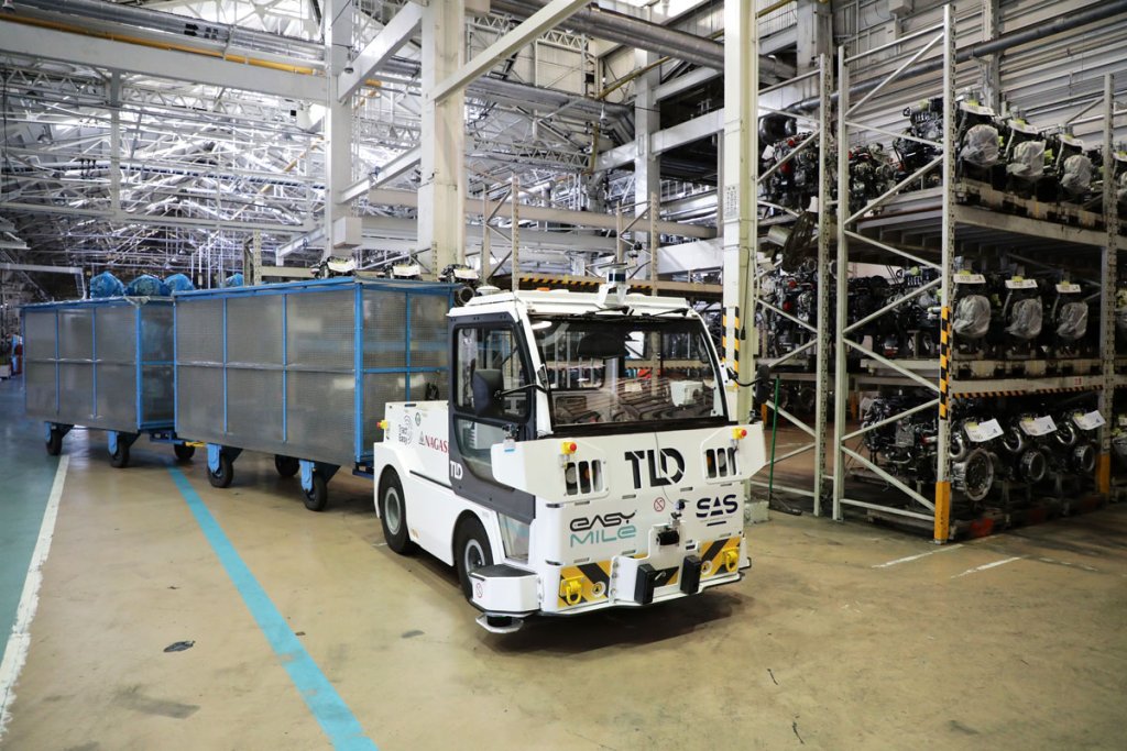 こちらは三菱ふそう川崎製作所でエンジンの構内搬送用に導入が検討されているEV無人自動けん引車