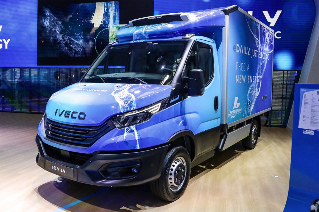 IAAトランスポーテーション2022をワールドプレミアの場としたイヴェコの小型EVトラック「eデイリー」。写真はGVW4.25トン・後輪シングルタイヤ車に断熱バンボディと電動冷凍ユニットを架装した冷凍車