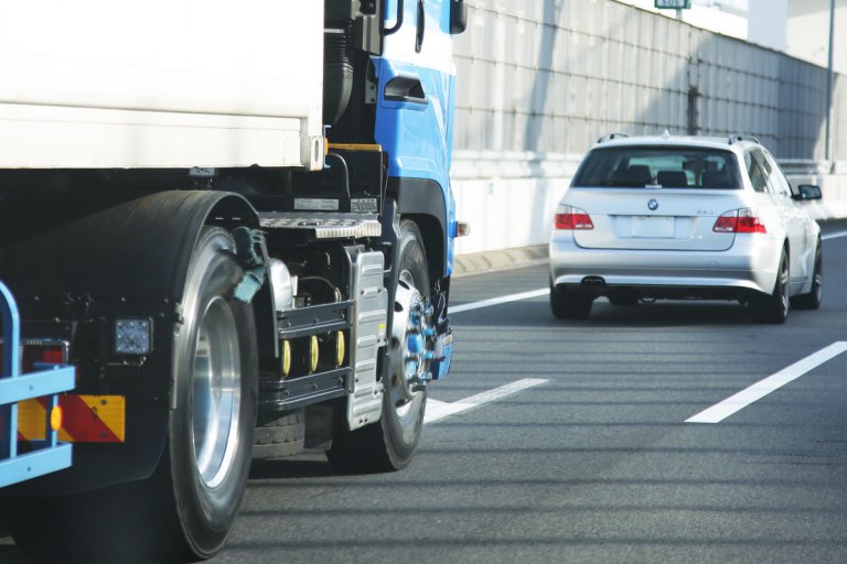 高速道路の運転で悪名高き「抜かれたくない病」にはどう対処する!?　乗用車と協調するプロドライバーの走り方