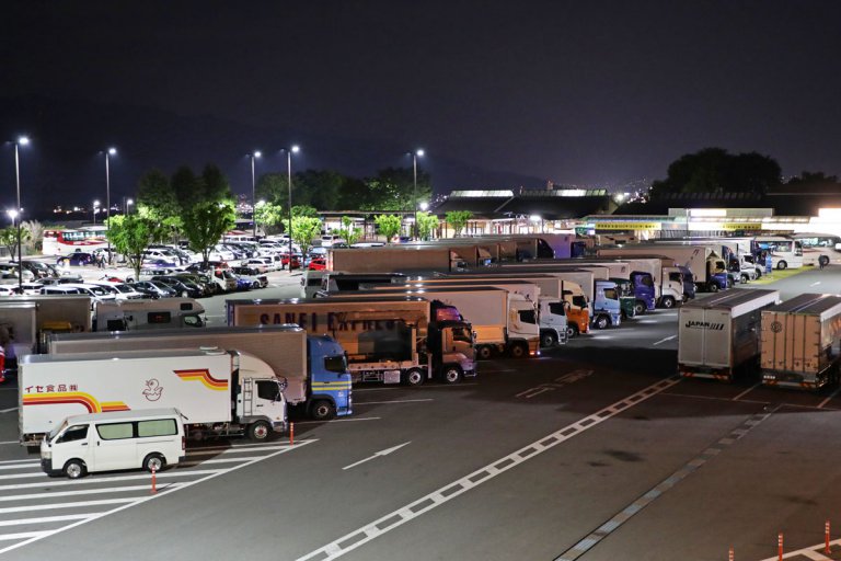 新東名・清水PAの大型駐車マスが2.7倍に!!　高速道路のSA・PAで広まるV字駐車レイアウトってなに?