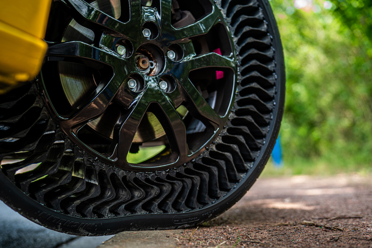 あのパンクしないタイヤが欧州で初導入!! フランス郵政公社が