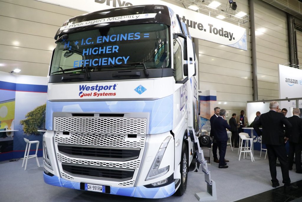 大型トラックの脱炭素化ではエンジン技術が重要？　ボルボとウェストポートが内燃機関の合弁会社設立へ！