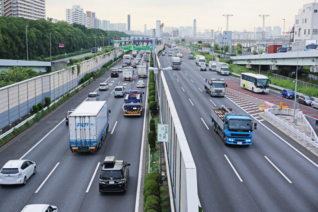 大型に速度制限装置が備わるようになって20年。日本でも大型トラック・乗用車の速度制限による棲み分けは定着してきた
