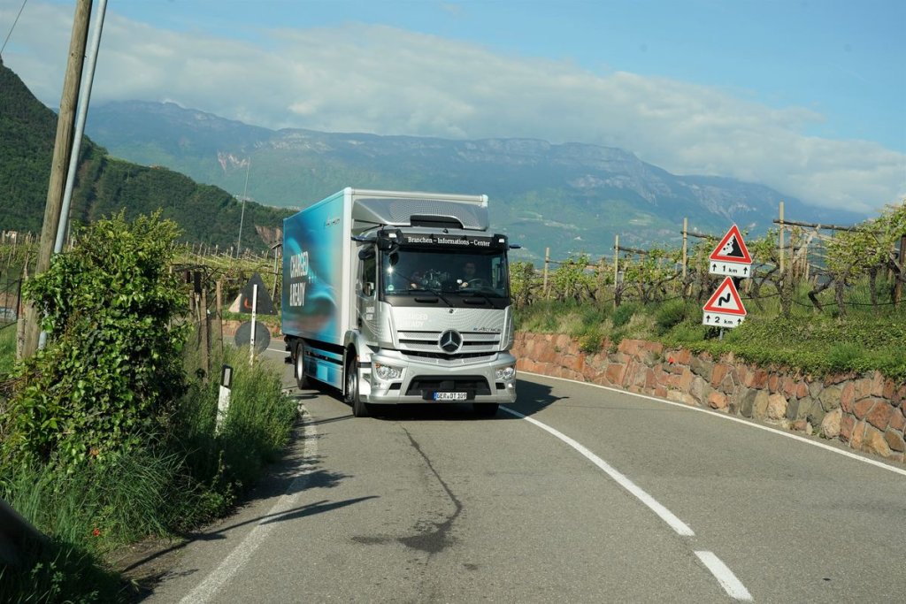 ベンツのEVトラックが欧州一周のセールスツアーを完遂！　インフラ整備が進みメーカーは輸送の電動化に自信を深める