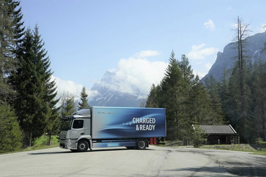 ベンツのEVトラックが欧州一周のセールスツアーを完遂！　インフラ整備が進みメーカーは輸送の電動化に自信を深める