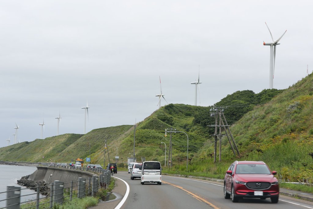 小樽から稚内まで走る海岸線は別名「オロロンライン」と呼ばれる。風力発電の風車がズラリと並ぶ道としても有名