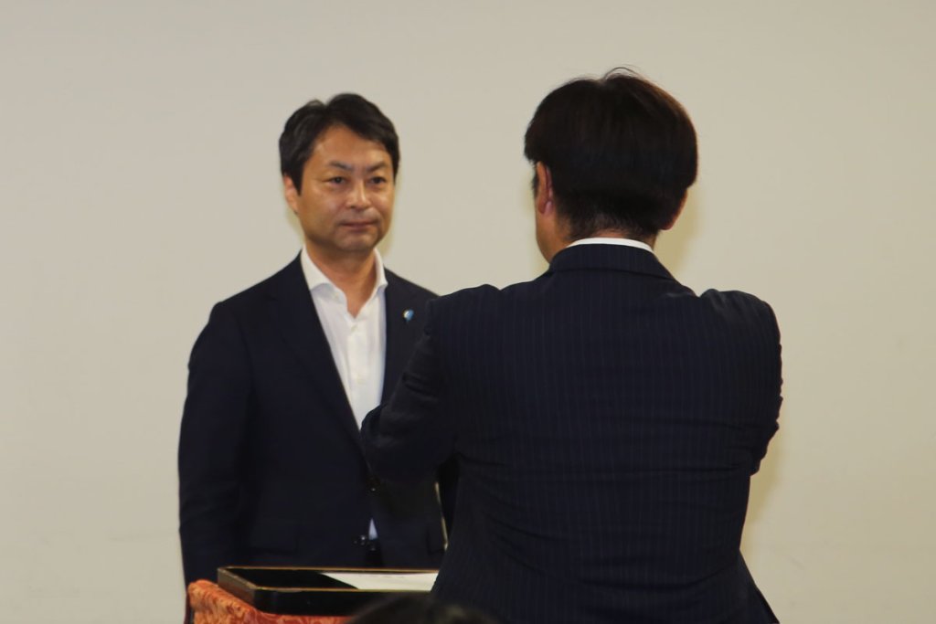 鶴田浩久自動車局長がトラックGメンの辞令を交付