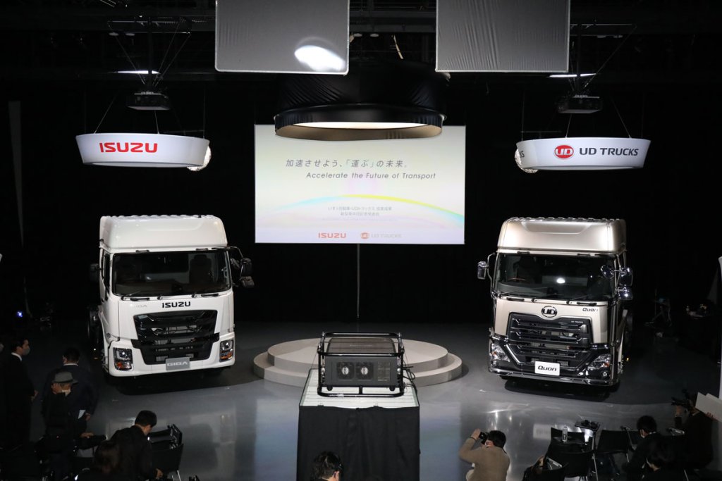2023年3月に発表、4月に発売されたいすゞ新型ギガトラクタ（左）とUD新型クオントラクタ（右）。いすゞとUDの共同開発プロジェクトの第一弾として開発されたものだ