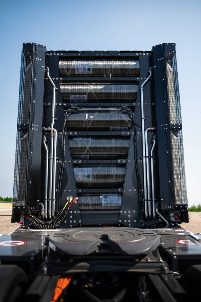 トヨタの燃料電池モジュールを採用！　オランダのVDLグループが大型水素トラックを初公開！