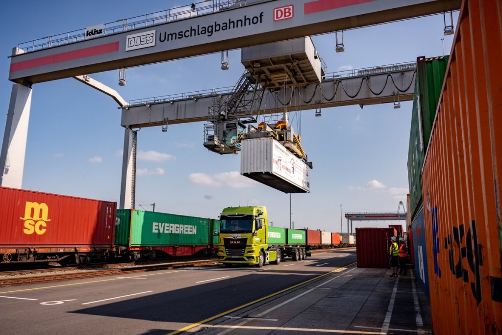 貨物鉄道と自動運転トラックの連携に大きな可能性？　ドイツのMANなどが実証実験に成功!!