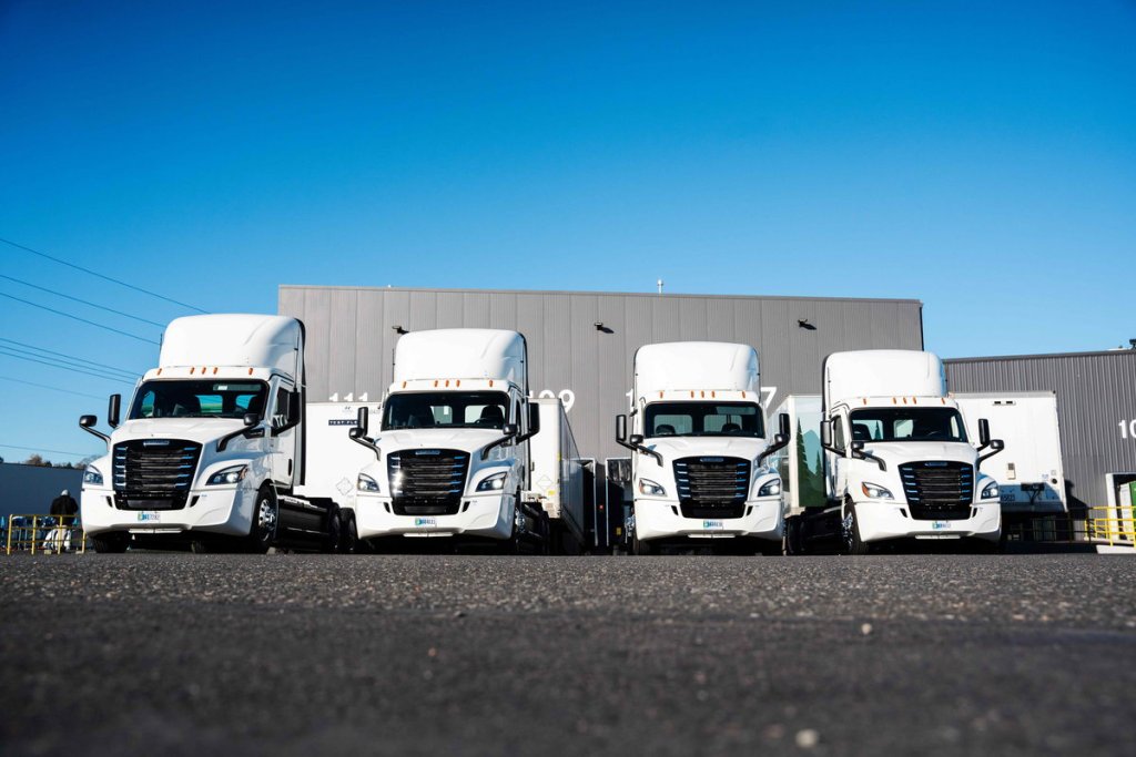 北米最大手のトラックメーカーが自社の物流に大型EVトラックを導入！　米国で輸送セクターの変革が進む