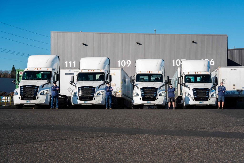 北米最大手のトラックメーカーが自社の物流に大型EVトラックを導入！　米国で輸送セクターの変革が進む