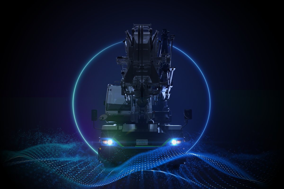 走行から作業まで全て電動化！ 世界初のフル電動25トン吊りラフ