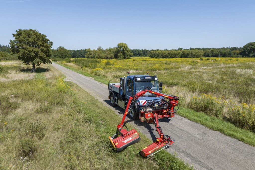 ヴェルト・アム・ラインで草刈り作業を行なうWaVeデモンストレーター（写真：Daimler）