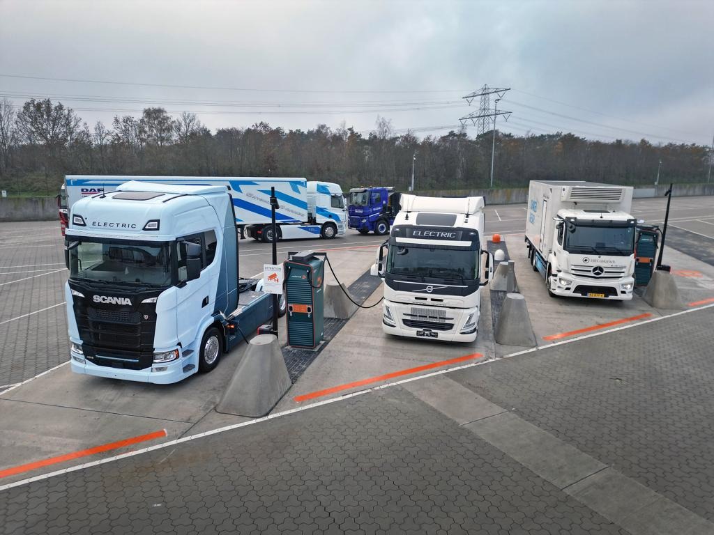 欧州トラックメーカー合弁の「充電ハブ」が稼働開始！　大型EV用のインフラ整備で競合メーカーが提携