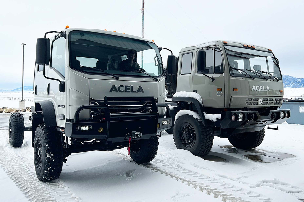 米国のアセラ・トラックが開発したいすゞNRRベースのストラヤ4×4（左）と、クラス6～8総輪駆動トラックのモンテラ（右）。モンテラは、米陸軍から退役したFMTVのシャシーとキャブを、新車同然に再生した民生用トラックである（写真：Acela Trucks）