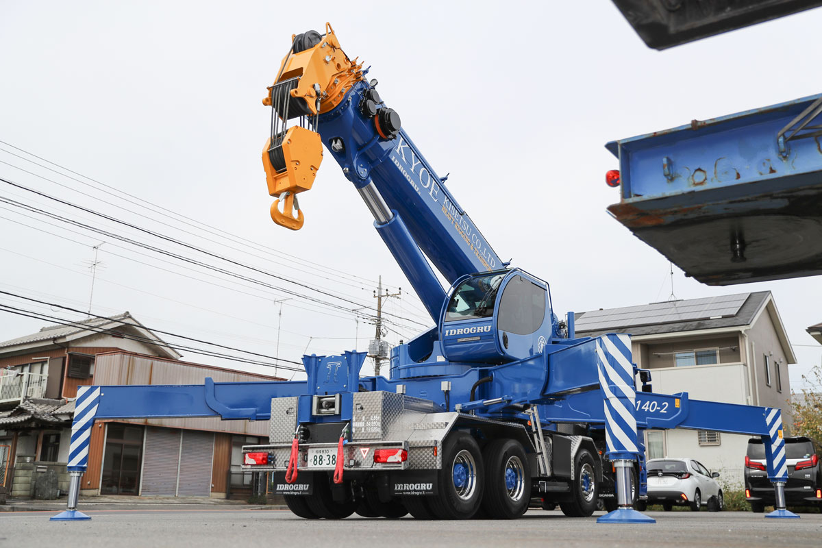 日本にわずか3台の希少車!? 阪東自動車工業が導入したイタリア生まれの特殊トラッククレーンの実力に迫る!! - 自動車情報誌「ベストカー」