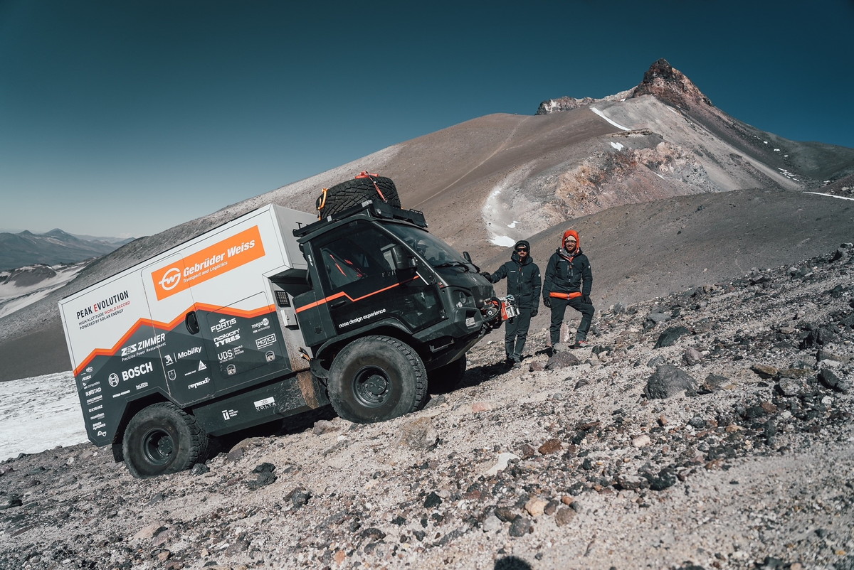 高度6500メートルにEVトラック!? 「世界一高い火山」で電動車両の世界