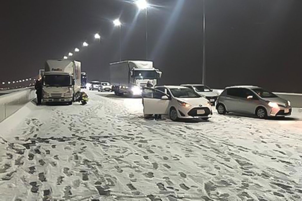 大雪で立ち往生した車両撮ります!! 運送事業者を特定し確認へ