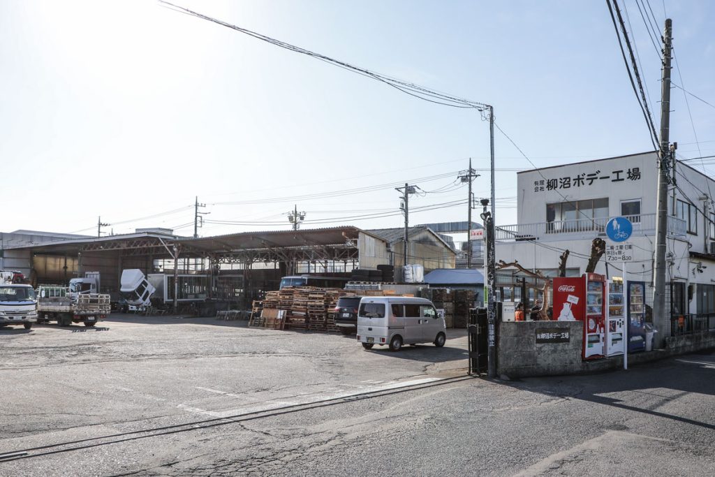 栃木県宇都宮市台新田町にある柳沼ボデー工場。この裏手には航空機を製造しているSUBARU宇都宮製作所南工場がある