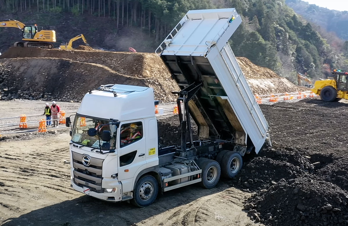 日野と大林組が自動運転ダンプの実証実験を実施!! 自動自律建機と協調