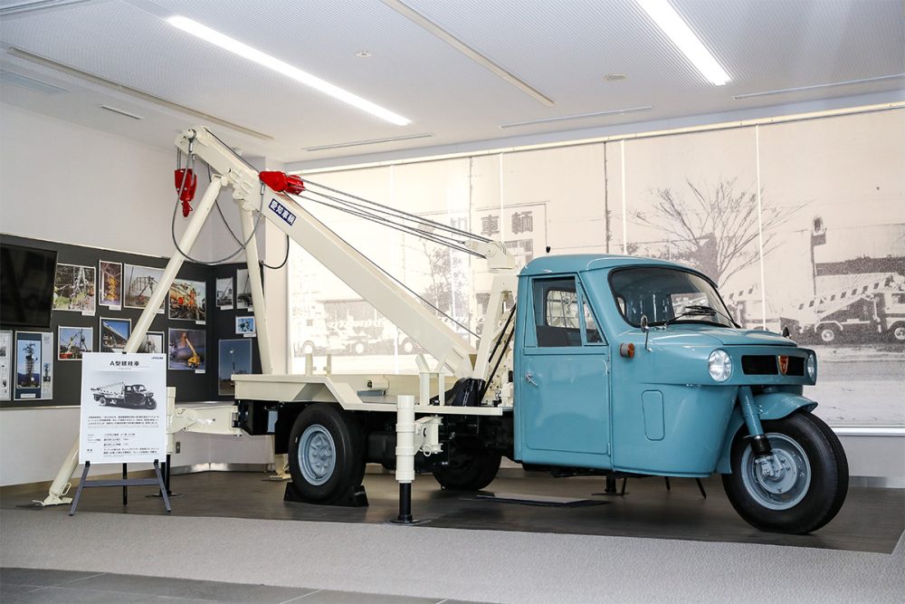 アイチコーポレーション本社ロビーに展示されている1962年製のA型建柱車。ベースシャシーも同じ1962年製のくろがねKY10型三輪トラックである