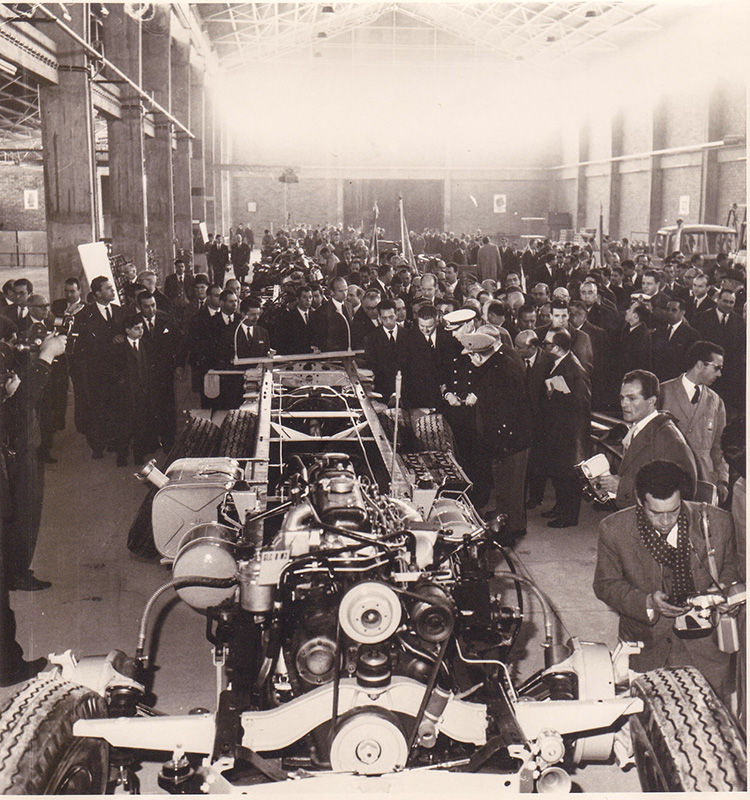 MFTEの前身・MDF自動車製造部門が1964年にトラマガル工場を開設した際の写真。手前はベルリエのボンネット型4×4トラック・GBC8KT型のシャシーで、MDF生産車には「ベルリエ・トラマガル」というエンブレムを装着した