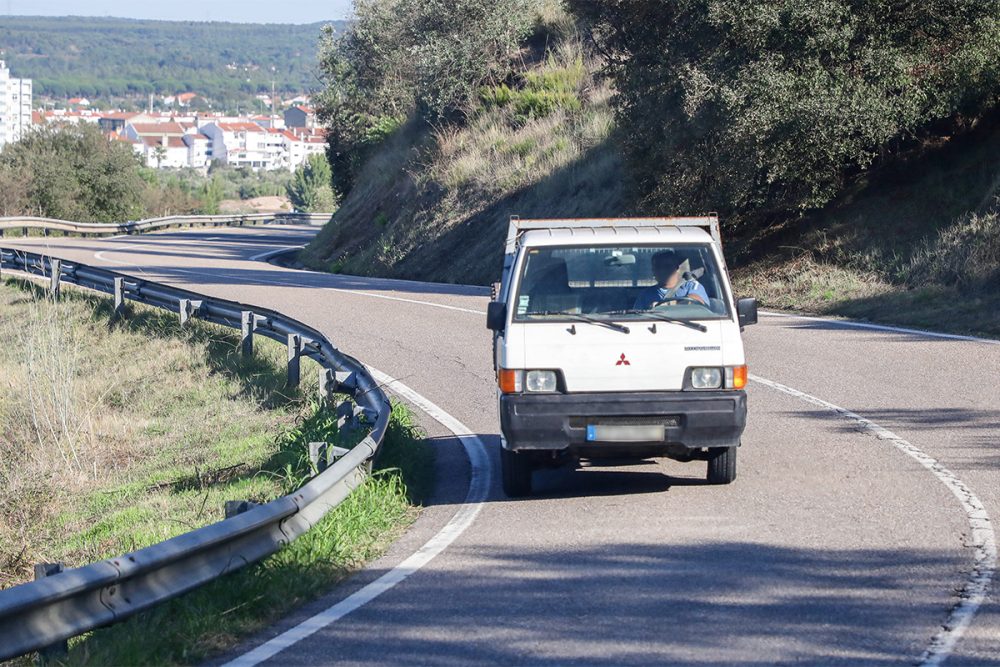 ポルトガル国道118号線をゆく三菱L300トラック（日本名：デリカ・トラック）。トラマガル工場では20数年前に生産を終えたモデルの一つだが、経年車が多いポルトガルでは2022年でも現役だった