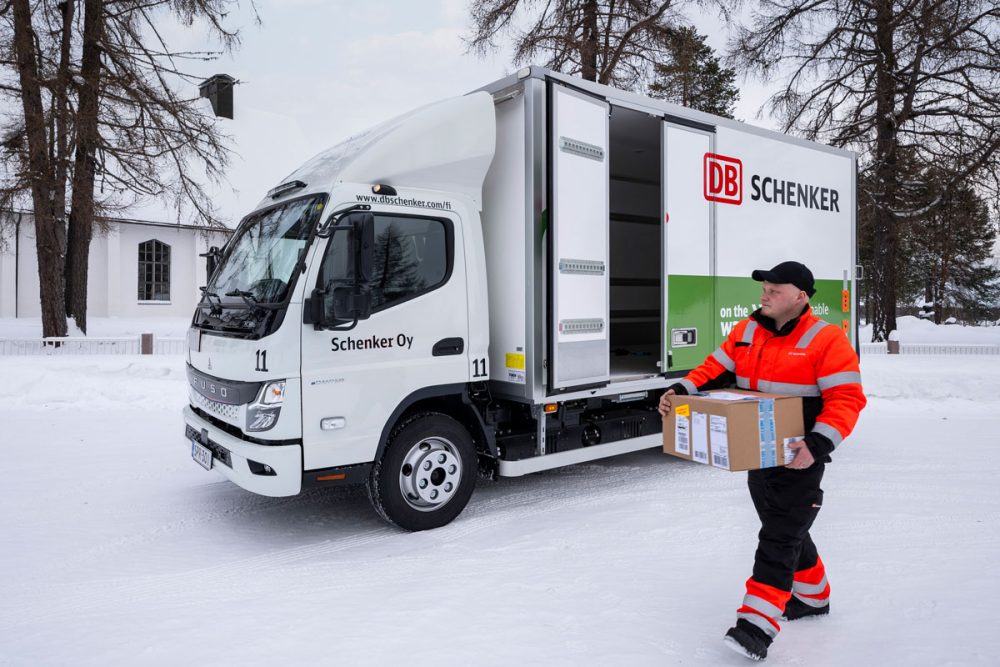 フィンランド北部で新型eキャンターの寒冷地性能を実証! 欧州最大の物流業者DBシェンカーが運用