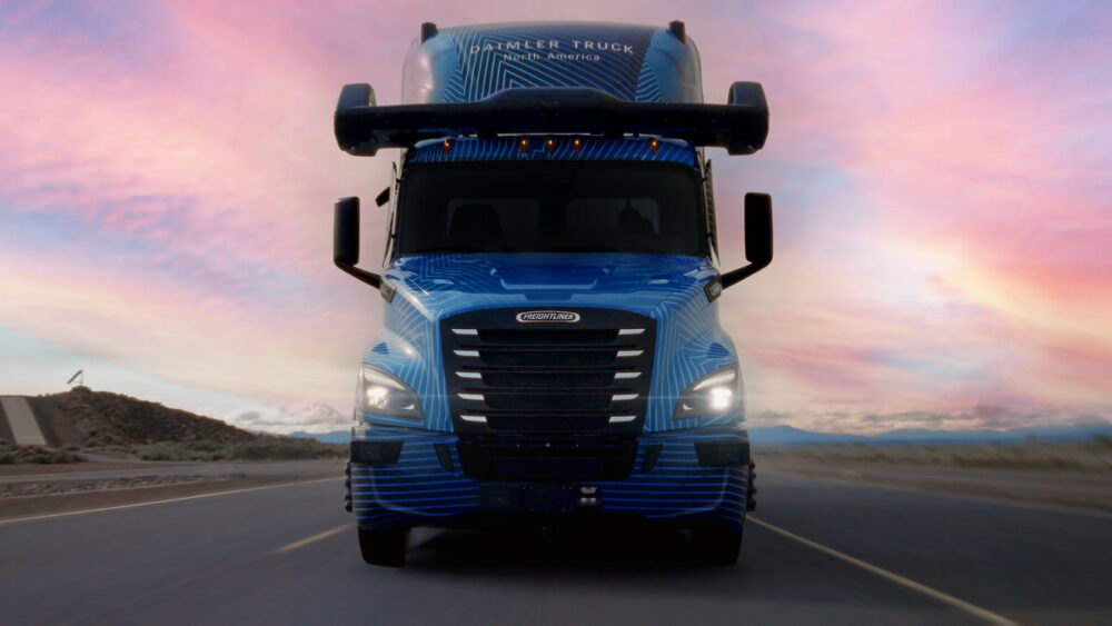 自動運転トラックは巨大市場に!?　ダイムラー・トラックが初めての「バッテリーEV＋自動運転」トラクタを公開