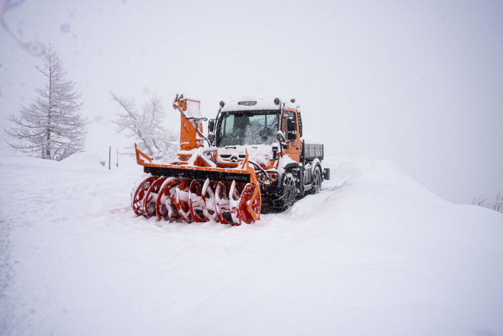 ベンツの多目的作業車「ウニモグ」に新OS？　過酷なアルプスの除雪作業で試験を実施！