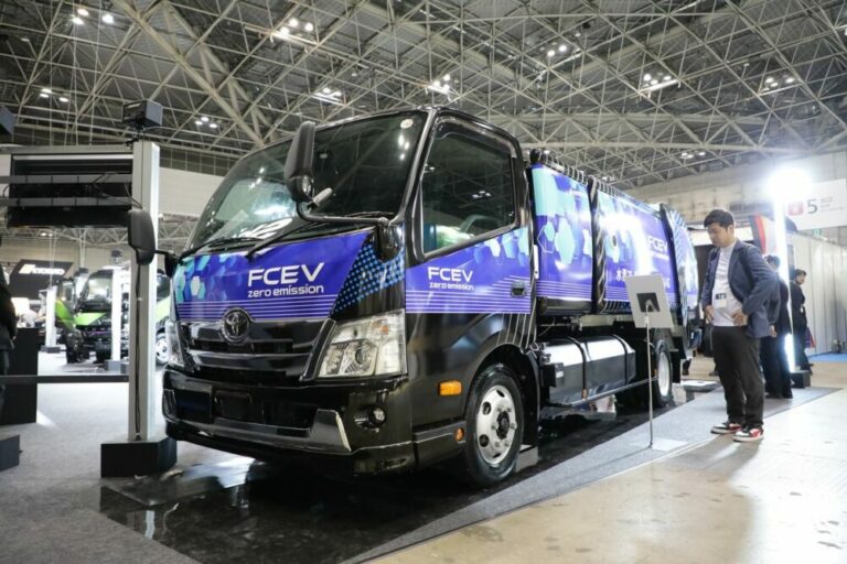 水素燃料電池トラックの塵芥車走行開始！ 新明和工業のG-RXベースで積み込み性能はそん色なし！