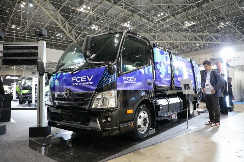 水素燃料電池トラックの塵芥車が走行開始！ 新明和工業のG-RXベースで積み込み性能はそん色なし！