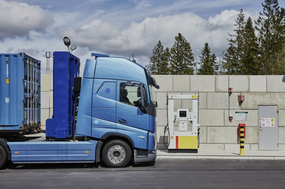 ボルボも「水素エンジン」トラックを商用化へ！　商用車の脱炭素はバッテリーEVだけでは難しい？