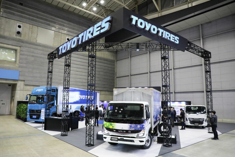 実車3台が展示されたジャパントラックショー2024のトーヨータイヤブース