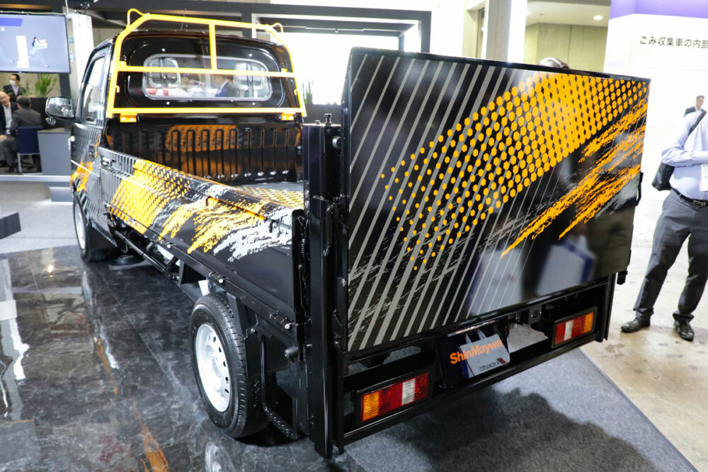 フォロフライのBEVトラック、F1トラックに新明和のテールゲートリフタを架装した車両